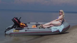 MOMMY DOES LITTLE PRANKS ON THE COAST.