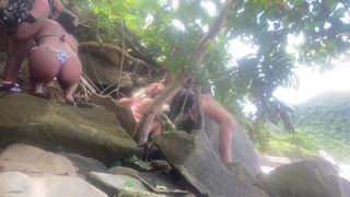 SURUBA DE CASAIS NA PRAIA NA FRENTE DE TODO MUNDO