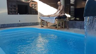MASSAGE IN THE POOL. THE THERAPIST COULDN T HOLD BACK AND MADE HER CUM IN HIS MOUTH.