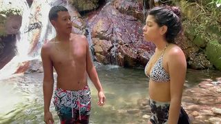 ME FOLLO A CHICA LATINA DESCONOCIDA MIENTRAS TOMA UN RICO BANO EN EL LAGO