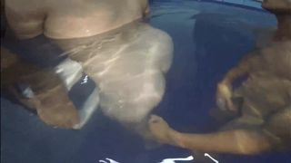 Namorada putinha vai para o motel com tres amigos enquanto o corno assiste ela sendo arrombada por negros pauzudos