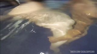 Namorada putinha vai para o motel com tres amigos enquanto o corno assiste ela sendo arrombada por negros pauzudos