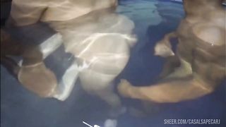 Namorada putinha vai para o motel com tres amigos enquanto o corno assiste ela sendo arrombada por negros pauzudos