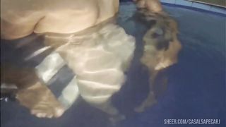 Namorada putinha vai para o motel com tres amigos enquanto o corno assiste ela sendo arrombada por negros pauzudos