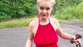 BLONDE MILF FULL NUDE IN PUBLIC PLACE