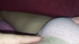 Jugando con mi hermanastra bajo las sabanas