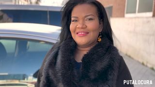 PUTALOCURA - LA MILF DE CURVAS PODEROSAS JENNY DOMINIQUE ES PILLADA POR TORBE