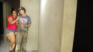 CHICA SE FOLLA A EL ALBANIL EN LA OBRA SEXO ARRIESGADO