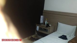 ELA CHUPANDO MEU PAU E BEIJANDO A BOCA DO CORNINHO SAFADO