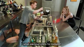 NO CASH? GIRL S WILD STRATEGY TO GET FREE DRINKS FROM THE BARTENDER