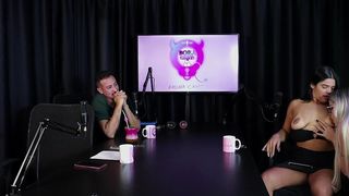 MORENA GOSTOSA MOSTRA OS PEITOS E A BUCETA, RECEBE CHUPADAS DEPOIS DE FALAR DA SUA VIDA SEXUAL, SE EXCITA COM PRELIMINARES - VAL MINEIRINHA (SHEER/RED)