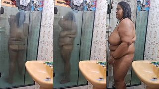 PROFESSORA TOMA BANHO E ENVIA VIDEO PARA SEU ALUNO