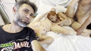 SEXO GRUPAL ENTRE RAPAZ JOVEM, MILF E MULHER SAFADA DO HOMEM CORNO QUE VE TUDO DE PERTO