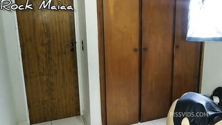 Destruindo e mostrando a flor vermelha de dentro do cu da peituda enquanto ela goza molhando a cama toda
