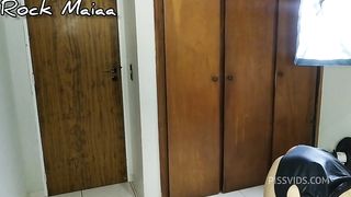 Destruindo e mostrando a flor vermelha de dentro do cu da peituda enquanto ela goza molhando a cama toda