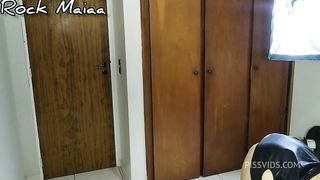 Destruindo e mostrando a flor vermelha de dentro do cu da peituda enquanto ela goza molhando a cama toda