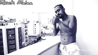 Destruindo e mostrando a flor vermelha de dentro do cu da peituda enquanto ela goza molhando a cama toda