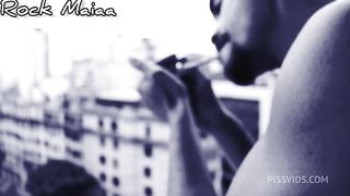 Destruindo e mostrando a flor vermelha de dentro do cu da peituda enquanto ela goza molhando a cama toda