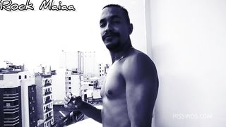 Destruindo e mostrando a flor vermelha de dentro do cu da peituda enquanto ela goza molhando a cama toda