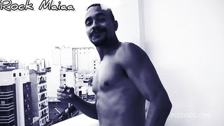 Destruindo e mostrando a flor vermelha de dentro do cu da peituda enquanto ela goza molhando a cama toda