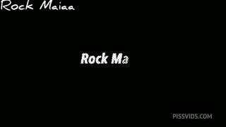 Destruindo e mostrando a flor vermelha de dentro do cu da peituda enquanto ela goza molhando a cama toda