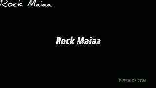 Destruindo e mostrando a flor vermelha de dentro do cu da peituda enquanto ela goza molhando a cama toda