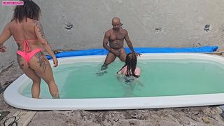 BATENDO UMA NA PISCINA E FUDENDO DUAS GOSTOSAS COM GOSADA DENTRO