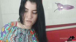 NOVINHA TOMANDO NO CUZINHO