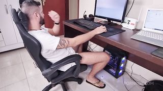 Peguei meu primo jogando, abusei dele antes da minha tia chegar !