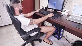 Peguei meu primo jogando, abusei dele antes da minha tia chegar !