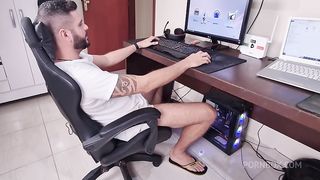 Peguei meu primo jogando, abusei dele antes da minha tia chegar !