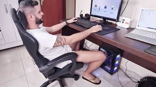 Peguei meu primo jogando, abusei dele antes da minha tia chegar !