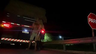 CAMINHONEIRO FUDENDO A SAFADA SEM CAMISINHA