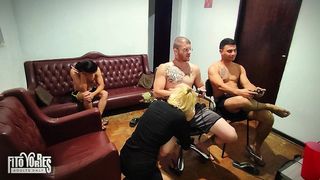 JOGANDO VIDEOGAME COM OS AMIGOS - RESENHA DO CARMONA