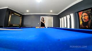 MESERA BILLAR EL LEON PIERDE APUESTA EN JUEGO BOLA EIGHT