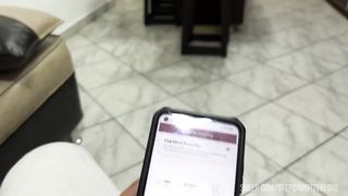 Mi Deliciosa Hijastra se Sento Con el Culo Para Afuera y se le Cayo la Toalla - Mi Padrastro no se Pudo Aguantar las Ganas Cuando vio Mi Gran Culo Expuesto