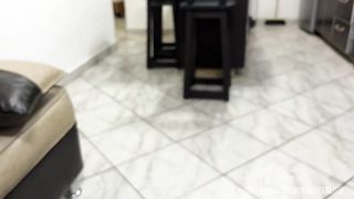 Mi Deliciosa Hijastra se Sento Con el Culo Para Afuera y se le Cayo la Toalla - Mi Padrastro no se Pudo Aguantar las Ganas Cuando vio Mi Gran Culo Expuesto