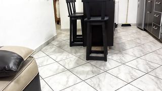 Mi Deliciosa Hijastra se Sento Con el Culo Para Afuera y se le Cayo la Toalla - Mi Padrastro no se Pudo Aguantar las Ganas Cuando vio Mi Gran Culo Expuesto