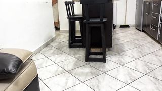 Mi Deliciosa Hijastra se Sento Con el Culo Para Afuera y se le Cayo la Toalla - Mi Padrastro no se Pudo Aguantar las Ganas Cuando vio Mi Gran Culo Expuesto