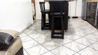 Mi Deliciosa Hijastra se Sento Con el Culo Para Afuera y se le Cayo la Toalla - Mi Padrastro no se Pudo Aguantar las Ganas Cuando vio Mi Gran Culo Expuesto