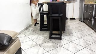 Mi Deliciosa Hijastra se Sento Con el Culo Para Afuera y se le Cayo la Toalla - Mi Padrastro no se Pudo Aguantar las Ganas Cuando vio Mi Gran Culo Expuesto