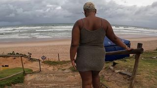 A NOVINHA BAIANA DANDO NA BEIRA DA PRAIA DURANTE O DIA