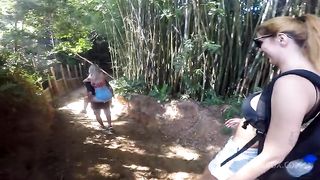 Suruba pegou solta na trilha .. rolou ate cuzinho