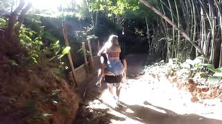 Suruba pegou solta na trilha .. rolou ate cuzinho
