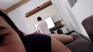 QUERO SEXO COM ESTE TECNICO, ESTOU MOSTRANDO MINHA BUNDA PRA ELE, TOMARA QUE DE CERTO!