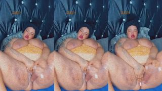 SEXY BIG MAMA PLAYING WITH PUSSY