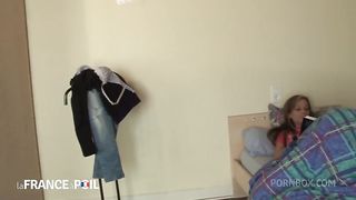 Alicia vous invite a lui faire le cul dans la douche et sous la couette