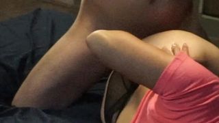 VECINA VIENE A MONTAR VERGA Y TERMINA CON DILDO EN EL CULO.