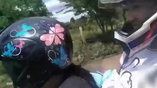 PASEO EN MOTO CON MI AMIGA TERMINA CON CHUPADA DE CONO AL AIRE LIBRE