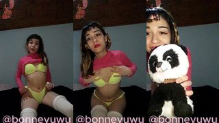 BONNEYUWU - 8:29 UNA TARDE CON MI PELUCHE MIENTRAS ME DESNUDO